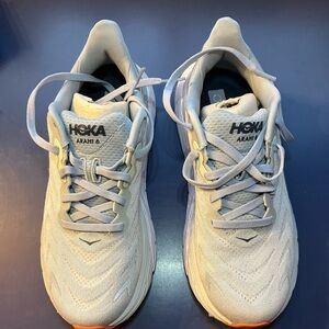 HOKA Anahi 6 sneakers, size 6